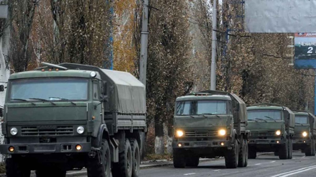 В Донецке военных переполох: в город зашли колонна военных грузовиков и новая ЧВК