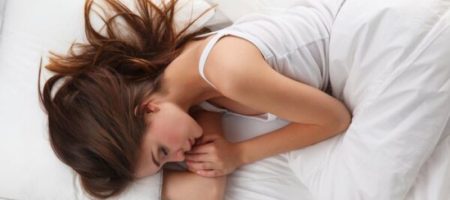 Перевернитесь немедленно: врачи назвали самую опасную позу для сна