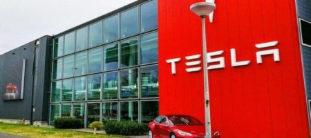 Владельцы электрокаров Tesla не смогли попасть в свои авто из-за "глюка"