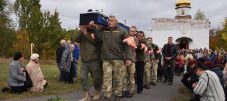 На Черкащині сотні людей прийшли попрощатися із загиблим від ворожого обстрілу бійцем ЗСУ. ФОТО