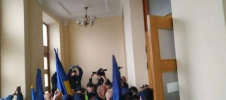 В Черкассах у облсовета митингующие подрались с полицией. ВИДЕО