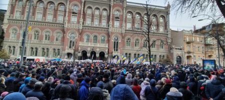 Кричали и вытесняли полицейских: активисты прорвались в здание Нацбанка