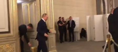 Шокированный журналист BBC показал сопровождение Путина в уборную на встрече нормандскои четверки