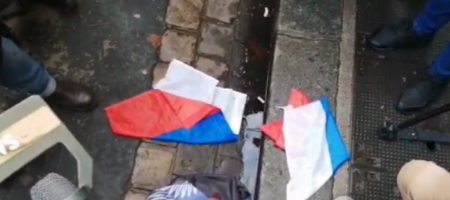 В Париже ветераны АТО разорвали флаг России и террористической «ДНР». ФОТО, ВИДЕО