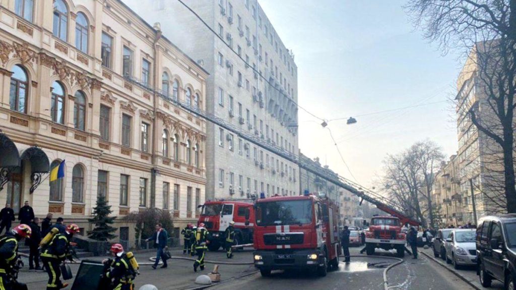 В Киеве горит Министерство культуры. Проводится эвакуация людей (ВИДЕО)