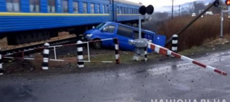 Тащил несколько метров: пассажирский поезд протаранил микроавтобус, есть пострадавшие