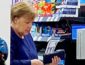 Меркель идет на карантин и накупила вина с туалетной бумаги