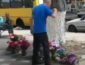 В Одессе продавец оплевал букеты и попал на ВИДЕО