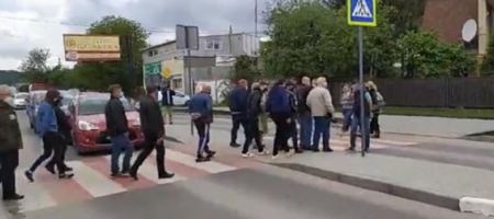 Под Львовом люди устроили акцию протеста, перекрыв дорогу