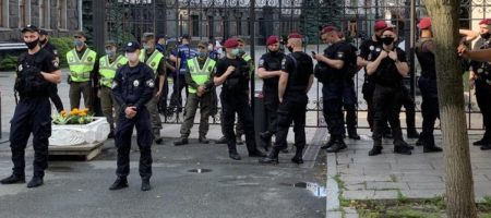 Под ОП опять неспокойно: сторонники Шария и националисты устроили акцию протеста (ВИДЕО)