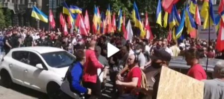 В центре Киева массовая драка и стычки с полицией: все подробности (ВИДЕО)