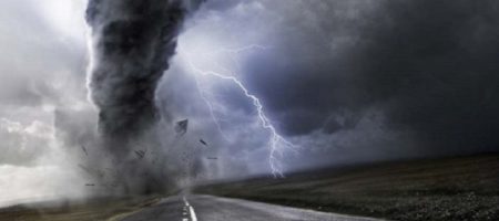 Ураганный ветер и ливни - штормовое предупреждение по всей стране