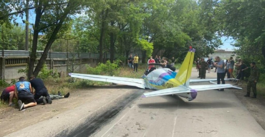 В Одессе возле гипермаркета упал легкомоторный самолет: есть погибший