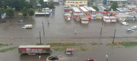 Харьков поплыл: машины превратились в корабли, а люди плавают на матрасах по улицам (ФОТО, ВИДЕО)