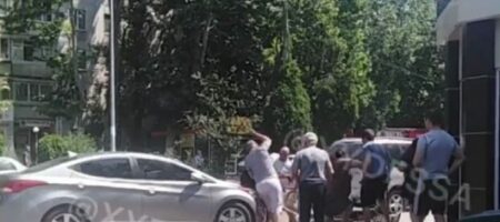 В ход пошел стул: в Одессе водитель "отличился" самосудом над пешеходом (ВИДЕО)