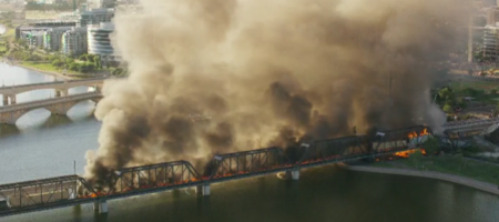 «Как в аду»: поезд сошел с рельсов и загорелся, обрушив мост (ФОТО, ВИДЕО)