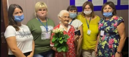 Пора и мир посмотреть: украинка получила загранпаспорт в 102 года