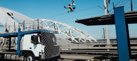 Рекорд: украинский паркурист совершил прыжок между движущимися грузовиками