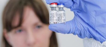 "Слуга народа" предложил купить вакцину от коронавируса у России