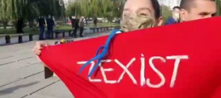 В Киеве девица без трусов задрала юбку перед Зеленским (ВИДЕО)