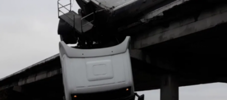 Ангелы существуют! На Донбассе водитель фуры чудом уцелел после падения с моста (ВИДЕО)