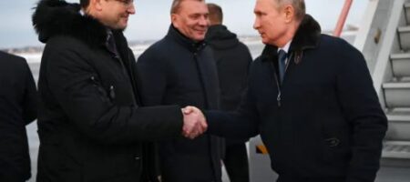 Песков объяснил, почему Путин в Сарове не надевал маску и здоровался за руку