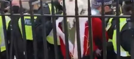 “Ковид, похититель Рождества”: полиция задержала Санту (ВИДЕО)