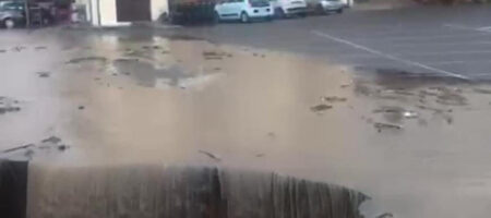 Водный апокалипсис в Италии: целые города смывает большая вода, унося мосты и целые улицы (КАДРЫ)