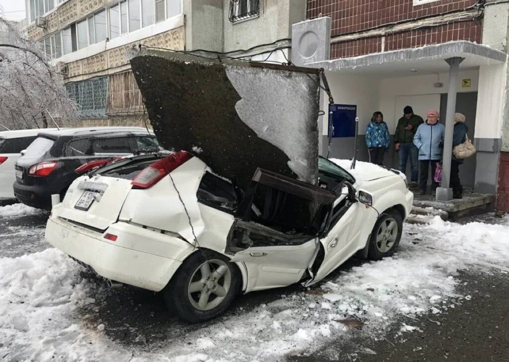 В российском Владивостоке какой-то ледниковый апокалипсис, машины стали сосульками, люди замерзали на ходу (КАДРЫ 18+)