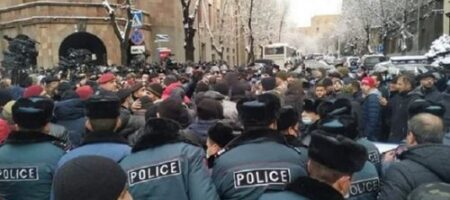 Массовые столкновения в Ереване: полиция схлестнулась с протестующими (ВИДЕО)