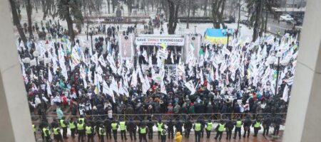 В Киеве массовая акция протеста, полиция и Нацгвардия перешли на усиленный режим