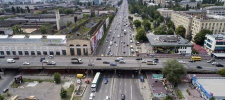 В сети появилось видео падения столбов на Шулявском мосту в Киеве