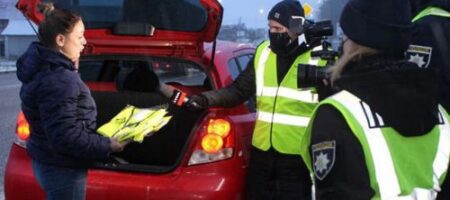 Украинским водителям раздают светоотражающие жилеты: подробности