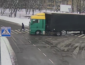 В Киеве женщина попала под колеса грузовика на пешеходном переходе (ВИДЕО)