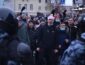 Протесты в России: неизвестный отправил силовика в нокаут и скрылся в толпе (ВИДЕО)