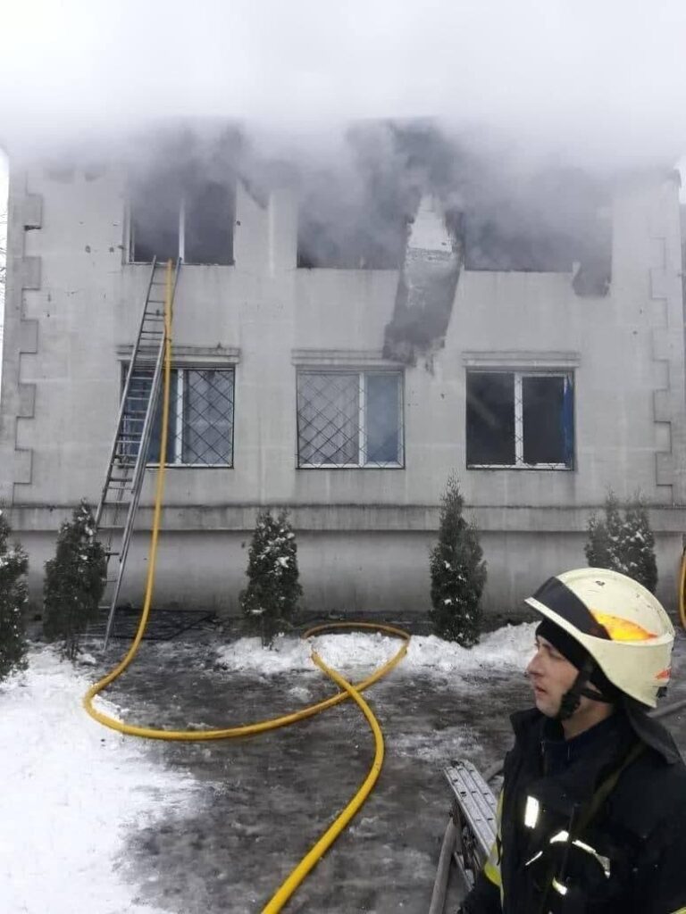 В Харькове горит дом престарелых, по меньшей мере 15 жертв (ВИДЕО)
