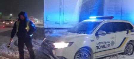 Под Львовом нетрезвый водитель лопатой разгромил авто патрульных (ВИДЕО)