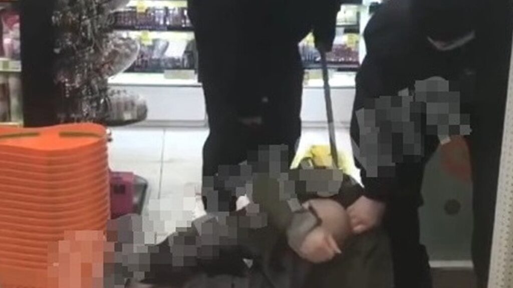 Охранники магазина в Житомире избили мужчину, который зашел туда погреться 