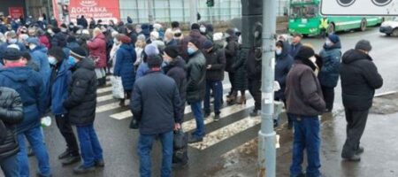 До ручки довели: работники завода в Харькове устроили акцию протеста