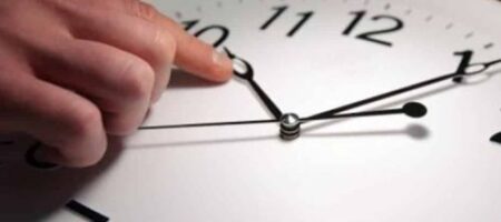 В Украине намерены разрешить регионам "сдвигать" рабочий график из-за отмены перевода часов