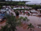 На Гавайях наводнением разрушило дома и мосты