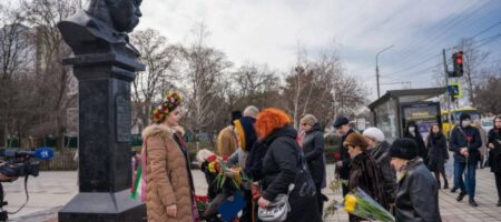 В Крыму двух людей арестовали за возложение цветов к памятнику Шевченко