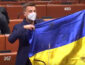 Гончаренко показал в ПАСЕ простреленный флаг Украины и устроил словесную перепалку. Глава Ассамблеи попросил его выйти из зала