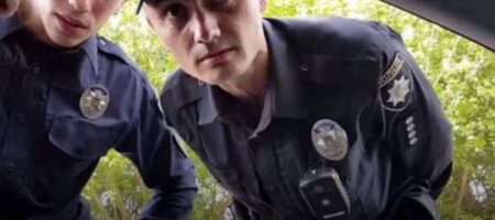 Харьковский полицейский предлагал водителю понюхать носки и назывался инопланетянином (ВИДЕО)