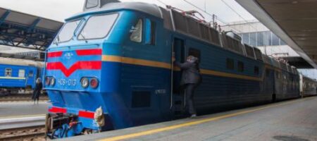 Пассажиров сделали уборщиками: в Укрзализныце разгорелся очередной скандал