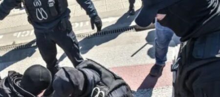 В Одессе протестующие под песню "Вставай страна огромная" подрались с полицией