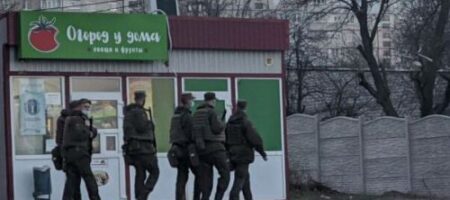 Харьков заполонили военные с автоматами: проверяют машины и людей (ФОТО)