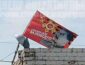В Днепре на крыше вывесили флаг со Сталиным-убийцей (ВИДЕО)