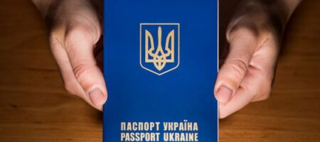 "Украина, пошла ты в ж*пу": женщина из Харькова с детьми выкинули свои паспорта (ВИДЕО)
