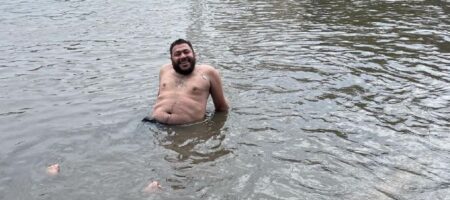 В Измаиле сильный ливень затопил город: мужчина нырял в воду перед мэрией (ВИДЕО)